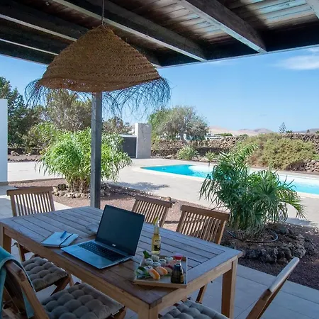 North Shore Villas, Makai, Heated & Shared Pool Tatil Evi *